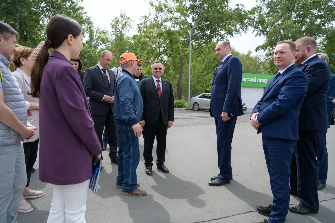 Глава Минстроя России Ирек Файзуллин совместно с врио Губернатора Оренбургской области Евгением Солнцевым в рамках рабочей поездки в Орск посетили «Парк «Строителей» В парке, пострадавшем от паводка, летом прошлого года были проведены ремонтные работы скульптур, площадок и освещения, а также обновлены резиновые покрытия и заменен песок на пляже. Там устанавливают памп-трек и скейт-парк. В ходе осмотра объекта глава Минстроя России оценил результат выполненных работ. Парк «Строителей» стал одной из масштабных территорий в Орске, благоустроенной по федеральному проекту «Формирование комфортной городской среды». В конце осмотра объекта Министр отметил важность этого объекта для развития городской инфраструктуры города.