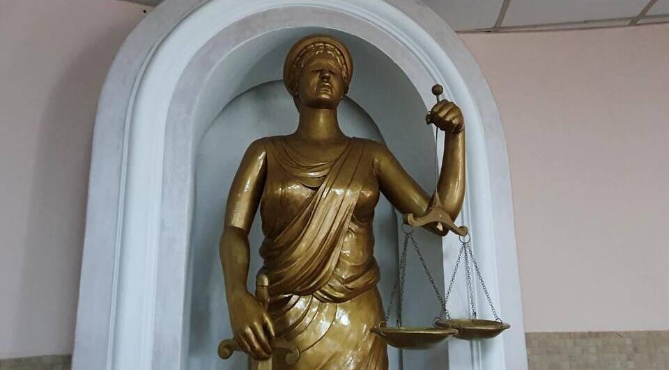 Суд вынес приговор главе Шилки по делу о халатности повлекшей гибель ребёнка при обрушении остатков аварийного дома Алексея Бакшеева признали виновным в халатности ч 2 ст 293 УК РФ повлекшей смерть человека С февраля 2024 года Бакшеев зная об аварийном доме 2 по ул Чкалова в Шилке не принял меры для его сноса или ограждения несмотря на наличие средств В феврале 2025 года 10 летний мальчик пытаясь разрушить остатки дома погиб под обрушившейся кирпичной кладкой Наказание два года условно с испытательным сроком а также 500 тысяч рублей компенсации морального вреда матери погибшего Приговор пока не вступил в законную силу ZAB RU