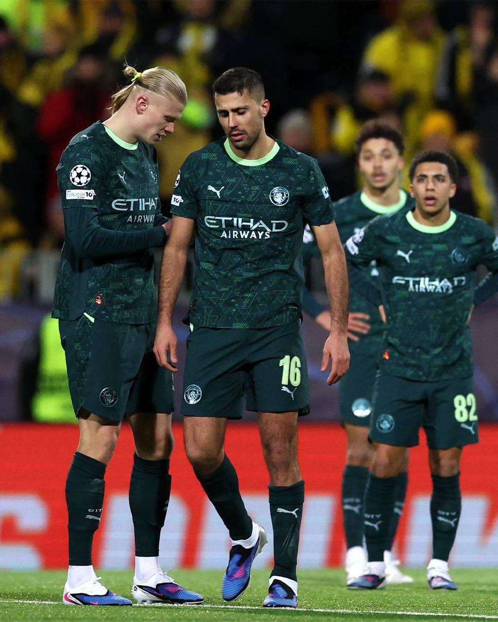 Это минимум что мы можем сделать Манчестер Сити вернет фанатам деньги за билеты Ранее горожане сенсационно проиграли норвежскому Будё Глимт 1 3 за который выступает российский голкипер Никита Хайкин Английский клуб возместит стоимость билетов 374 болельщикам отправившимся в Будё на матч Мы также понимаем что болельщикам пришлось проделать большой путь чтобы поддержать нас в такой холод во время трудного для нас вечера на поле Покрытие стоимости билетов для болельщиков приехавших в Будё это минимум который мы можем сделать говорится в заявлении за подписью капитанов команды Бернарду Силвы Рубена Диаша Родри и Эрлинга Холанда Подписывайтесь на РИА Новости Спорт в MAX