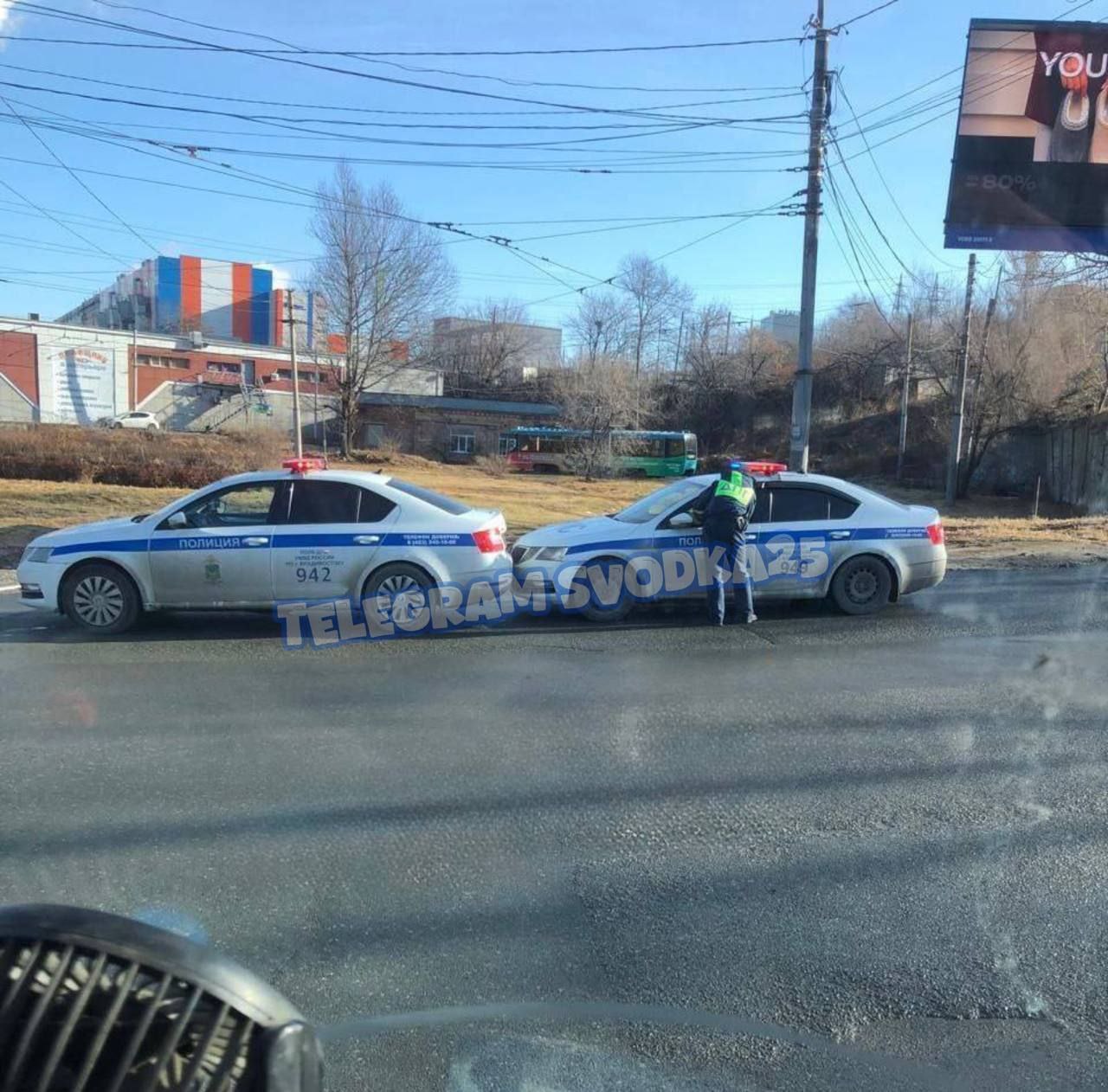 Не ДТП а аккуратная парковка Жители Тихой во Владивостоке прдумали что на Сахалинской произошло ДТП с участием двух машин ГИБДД В полиции информацию об аварии опровергли машины просто близко припаркованы Фото Svodka25 dalnevostochnyi