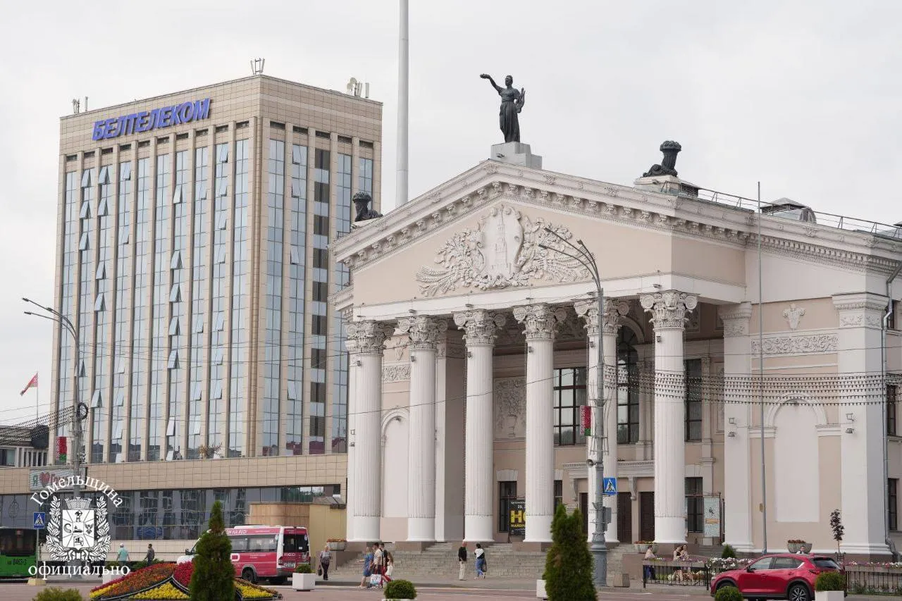 20 24 мая в Гомеле пройдет фестиваль театрального искусства Славянские театральные встречи Форум соберет лучшие региональные театры Беларуси и зарубежья чье творчество обращено к славянской культуре истории и драматургии Девизом форума в 2026 году выбраны жизнеутверждающие слова Театр дарит счастье 20 мая в 17 30 в сквере К Туровского театральный перформанс Живые скульптуры встретит гостей фестиваля и создаст неповторимую атмосферу праздника На площадках областного драматического городского молодежного театра и театра кукол выступят театральные коллективы из Брянска Смоленска Гатчины Кирова Гродно Бобруйска Мозыря Гомеля Эксперты проведут обсуждения по итогам показов и совместно с оргкомитетом определят номинации дипломов для присуждения участникам Фестиваль театрального искусства Славянские театральные встречи ведет историю с 1989 года Идея проведения сохранение единого культурного пространства и взаимообогащении театральных культур славянских народов