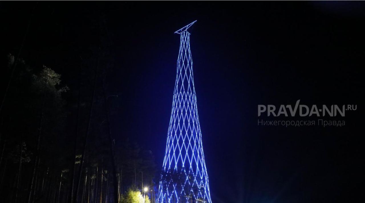 #ГиперболоидДэйли – причал для "Валдаев" у шуховской башни в Дусте строить не будут. Говорят, течение слишком сильное, причаливать сложно, да и вообще – не сахарные, с воды посмотрите. Об этом сообщила пресс-служба "Водолета" Администрация Дзержинска, как я понял, тоже особым энтузиазмом по этому поводу не горела. Потому что если делать причал – то надо делать и туристическую инфраструктуру возле башни. А ее там нет, денег на нее, видимо, тоже нет, да и морочиться неохота. Так что будем любоваться красивым фото Александра Воложанина и смотреть на стальную красавицу с реки