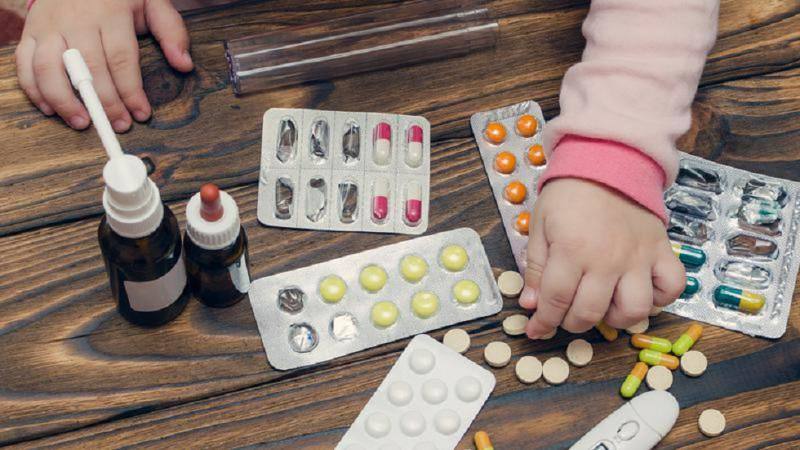 Малыш отравился таблетками В одном из сёл Дубоссарского района 29 ноября произошёл случай который мог повлечь серьёзные последствия Пока 45 летняя женщина занималась домашними делами её двухлетний внук заметил на видном месте гормональные таблетки в блистере и проглотил четыре штуки Поначалу ребёнок чувствовал себя нормально поэтому женщина не придала значения случившемуся и не обратилась за медицинской помощью Однако на следующий день мальчик проснулся вялым а ближе к обеду потерял сознание В испуге бабушка вызвала скорую помощь и внука доставили в детское отделение районной больницы где ему оказали всю необходимую помощь Сейчас его жизни и здоровью ничего не угрожает Правоохранители обращаются ко всем взрослым храните любые лекарства только в местах недоступных для детей Одна небрежно оставленная упаковка с препаратом может привести к серьёзным последствиям Берегите своих детей фото из интернета Пресс центр МВД ПМР