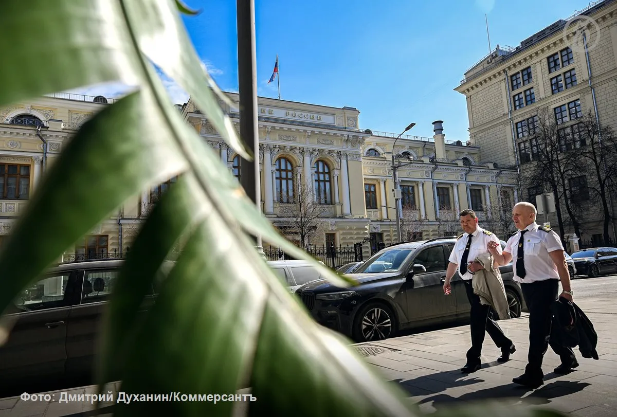Банки с базовой лицензией и НКО не смогут приобретать иностранные финорганизации В Госдуму внесен законопроект согласно которому российские банки с универсальной лицензией должны будут получать разрешение на покупку контрольных пакетов в иностранных финансовых организациях а банкам с базовой лицензией и небанковским кредитным организациям это будет запрещено Поправки направлены на устранение избыточного регулирования банков при осуществлении иностранных инвестиций и снижение их издержек пояснил один из авторов законопроекта глава комитета финансового рынка Думы Анатолий Аксаков Эксперты считают что интерес у российских банков может появиться к активам в Азии и Латинской Америке но лишь в перспективе Подписывайтесь на Ъ в MAX в Telegram
