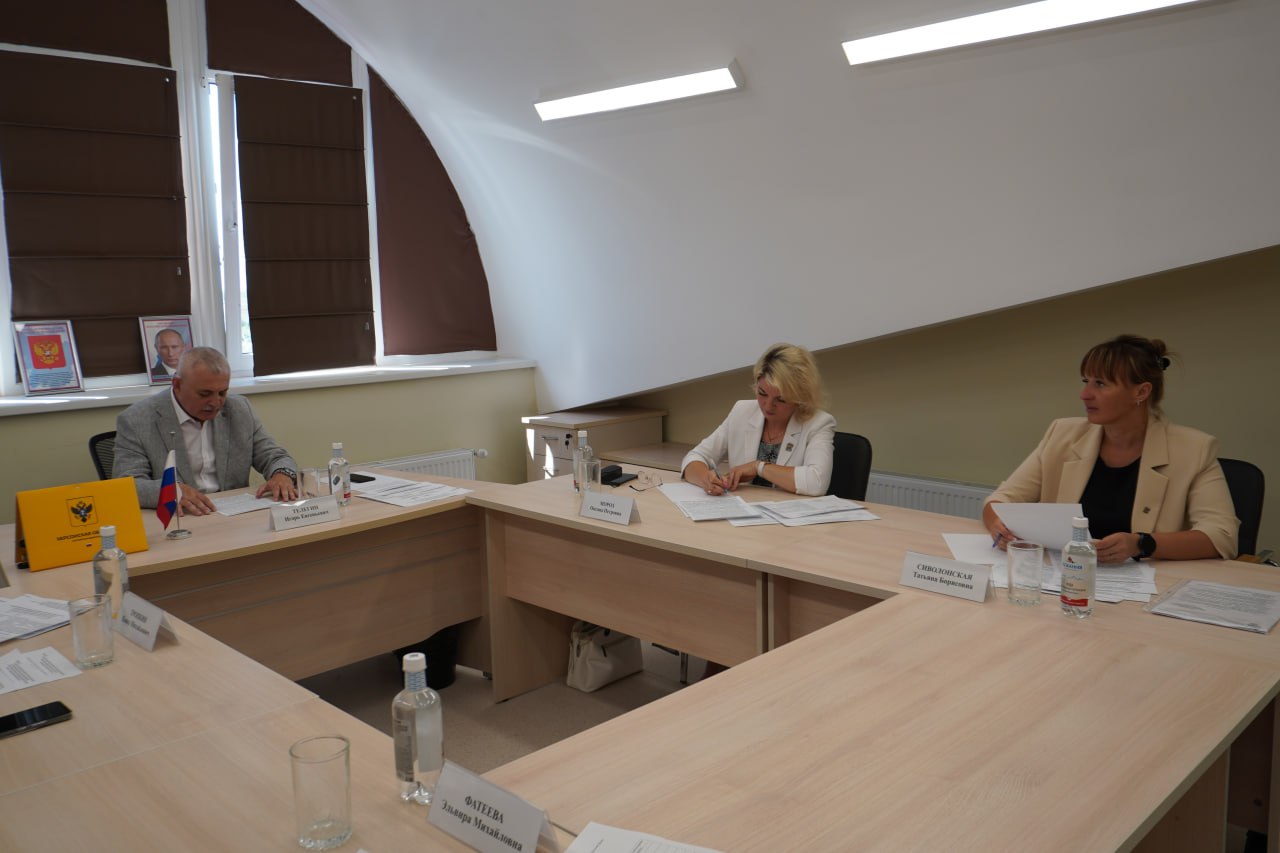 В Херсонской областной Думе прошло заседание Комитета по социальной политике под председательством Игоря Телегина. В повестке были два региональных законопроекта: «О предоставлении мер социальной поддержки многодетным семьям на территории Херсонской области» и «О мерах социальной поддержки ветеранов труда и о внесении изменений в Закон Херсонской области «О присвоении звания «Ветеран труда» на территории Херсонской области». Оба документа были единогласно поддержаны и рекомендованы к принятию Херсонской областной Думой. Также, депутаты обсудили семь федеральных законопроектов, которые будут внесены на рассмотрение Государственной Думы Российской Федерации. Законодательные инициативы, в том числе, направлены на социальную поддержку участников специальной военной операции. Все проекты законов получили положительные отзывы членов Комитета. На заседании были рассмотрены и законопроекты, которые уже прошли первое чтение в Госдуме РФ. Эти документы предполагают внесение изменений в Трудовой кодекс Российской Федерации, в Федеральные законы «О государственных пособиях гражданам, имеющим детей» и «Об образовании в Российской Федерации». Законопроекты были единогласно одобрены членами Комитета Херсонской областной Думы по социальной политике. Кроме того, херсонские парламентарии поддержали обращение Государственного Совета Удмуртской Республики к Заместителю Председателя Правительства Российской Федерации Д.Н. Чернышенко по вопросу установления ответственности родителей или иных законных представителей несовершеннолетних за неисполнение, ненадлежащее исполнение обязанностей в сфере образования. Поддержку членов Комитета Херсонской областной Думы по социальной политике получило и обращение Южно-Российской Парламентской Ассоциации в Государственную Думу Федерального Собрания Российской Федерации по вопросу предоставления ветеранам боевых действий за счет средств федерального бюджета компенсации расходов на оплату коммунальных услуг.