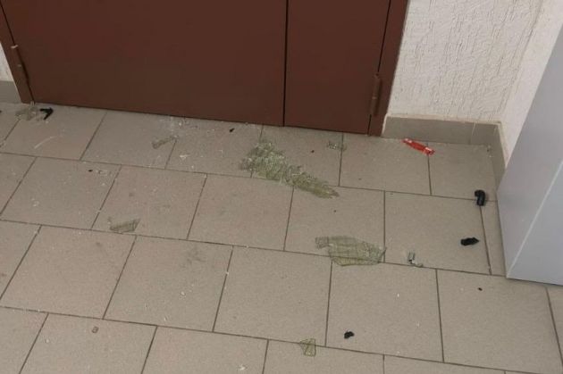 В Кудрово пьяный с топором ломился в квартиру тещи Как сообщает ГУ Росгвардии по Петербургу и Ленобласти, задержан 32-летний мужчина, который с топором пришел в жилой дом на Пражской улице в Кудрово. Тревожную кнопку в управляющей компании нажали днем 19 июля. Росгвардейцам передали, что агрессивный местный взял топор, разбил стекло на входной двери в парадную, проник в здание и начал рубить одну из дверей, ведущих в квартиру. Мужчина был нетрезв и угрожал расправой женщине в квартире. Его усмирили наручниками и отвезли в отдел полиции, опасный инструмент изъяли. Позже выяснилось, что ссора была семейная: жена уехала от мужа к матери в Кудрово, куда он и пытался вломиться. ГУ Росгвардии по Петербургу и Ленобласти