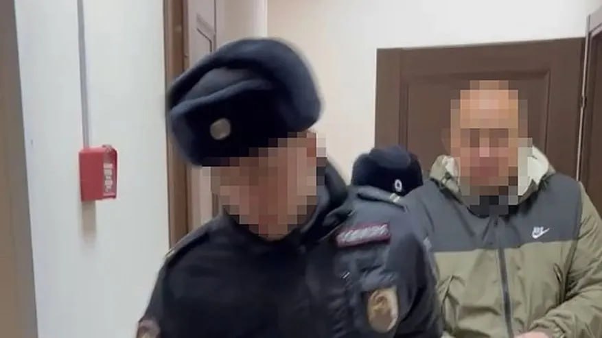 В Кировской области экс-сотрудник ГИБДД попался на взятке за получение водительского удостоверения Следствие завершило дело в отношении бывшего руководителя отдела регистрации и экзаменов в Вятскополянском отделении ГИБДД. Ему инкриминируют два эпизода получения незаконного вознаграждения. По информации следствия, весной и в начале осени 2024 года должностное лицо получило через третьих лиц денежные средства в размере 50 тысяч рублей за каждое деяние. Взамен он оказывал содействие определенным лицам в успешной сдаче практической части экзамена для получения водительских прав.