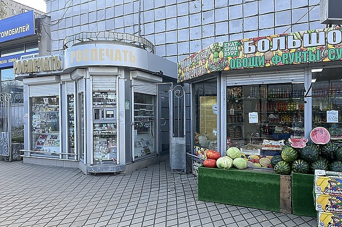 Мэр Екатеринбурга пообещал вернуть городу Роспечати Глава Екатеринбурга Алексей Орлов пообещал вернуть киоски Роспечати на улицы города Порядка 80 мест появится для печатной продукции Будет применяться понижающий коэффициент ставки аренды поскольку это низкомаржинальный бизнес и продукция социального назначения цитирует Орлова 66 RU По федеральным нормам Екатеринбургу требуется около тысячи киосков В течение 2026 года все локации утвердят на специально созданной рабочей группе и предложат предпринимателям Как позднее в беседе с портало 66 RU отметил директор предприятия Розпечать Сергей Ченцов возвращать киоски на место он не собирается так как после массовой их ликвидации у него на это попросту нет средств uralweb ru