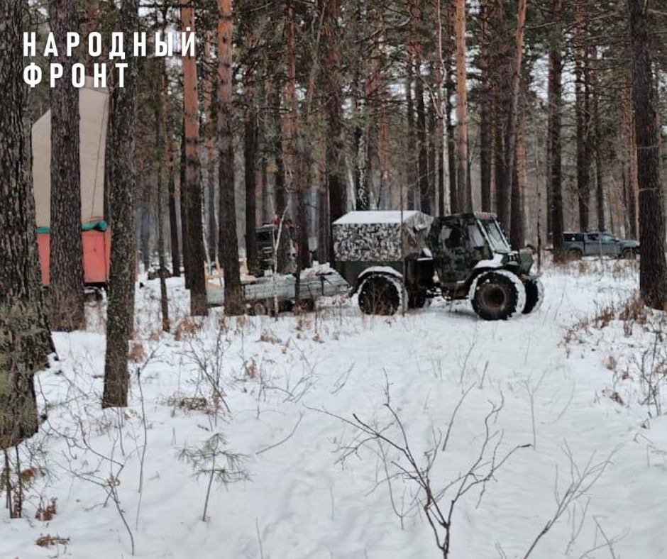 Проведение работ вблизи Ларинского заказника может нанести колоссальный вред краснокнижным животным, растениям и всей экосистеме  Жители Томского района возмущены разведывательными работами в окрестностях Ларинского государственного заказника. Люди, проживающие в Спасском поселении, на днях увидели, что в охранную зону уникального природного комплекса зашла техника.   Уже установлены столбы для скважин. Далее начнется бурение. Жители прислали нам фото поваленных деревьев, повреждения лесных почв. Работы ведутся всего в 200 метрах от Звездного ключа - уникального водного памятника природы, на берегу реки Тугояковки.      Народный фронт вместе с жителями и экологами крайне обеспокоены проведением данных работ вблизи ООПТ. Охранная  буферная  зона специально создана для отделения территории заказника от внешнего мира. И проведение здесь георазведки, а тем более добычи золота, может повредить обитаемым здесь краснокнижным животным, растениям, нанести колоссальный вред всей экосистеме, в том числе чистейшей реке Тугояковка, которая является донором Томи. Режим охранной зоны заказника не допускает разрушения мест обитания редких растений и животных. А это уже сейчас происходит.   Томичи намерены обратиться по этому вопросу на Прямую линию с Президентом. Народный фронт просит губернатора Владимира Мазура взять на контроль, а природоохранную прокуратуру провести проверку по данной ситуации.   Мы предлагаем внести изменения в положение о Ларинском заказнике, запретив геолого-разведывательные работы в охранной зоне. Кроме того, НФ выступает против любых изменений границ и режимов как буферной зоны, так и самого заказника.     #НародныйФронт #ТомскаяОбласть #ПрямаяЛиния #Экология