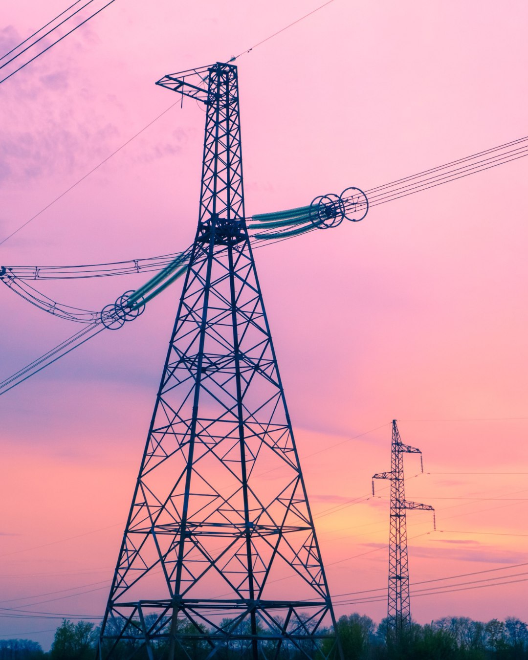 Владимир Владимиров поручил разработать планы модернизации энергообъектов на Ставрополье Во время прямой линии жители нескольких территорий края сообщили губернатору Ставрополья о регулярных перебоях в электроснабжении Жители Михайловска отметили что отключения стали причиной порчи бытовой техники Глава края поручил руководителям муниципалитетов где фиксируются подобные проблемы совместно с энергетическими компаниями детально проработать ситуацию Он подчеркнул необходимость внести предложения в краевую программу модернизации объектов энергоснабжения Краевую программу по модернизации объектов энергетики мы сформировали и поэтапно её реализуем Посмотрите в чем проблема в ваших территориях предложите мероприятия по её решению Давайте обсуждать вносить в программу Прошу доложить мне сказал Владимир Владимиров Отметим для сбора вопросов на прямую линию впервые был задействован новый сервис чат бот мессенджера MAX