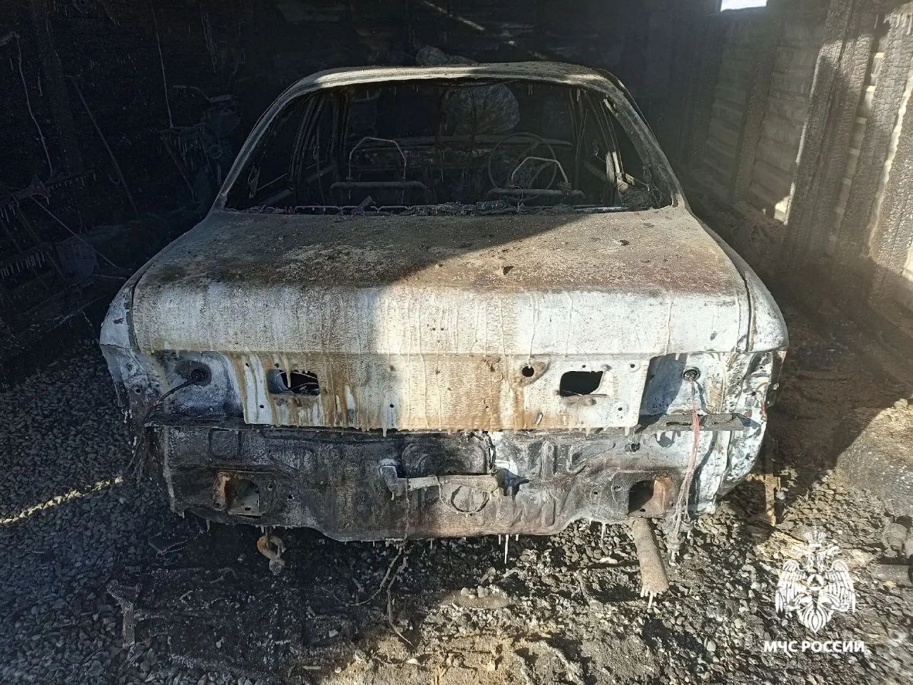 Семь автомобилей сгорели в Республике Алтай с начала января из за неправильного отогрева По информации МЧС РА автовладельцы в морозы отогревали машины электроплитками в двух случаях пожар перешел на жилые дома которые практически были уничтожены огнем