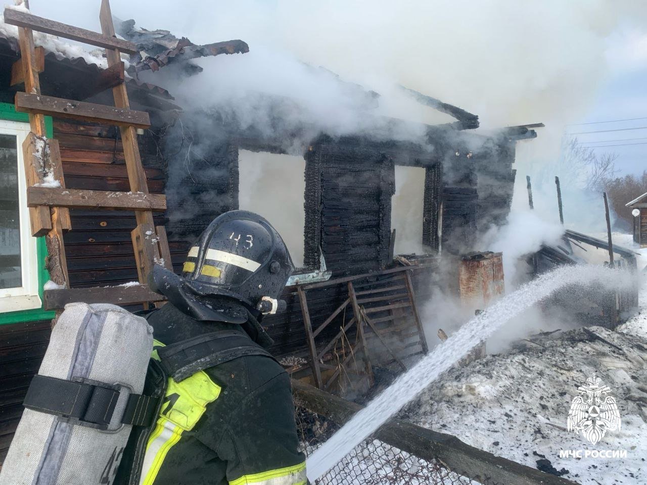 За прошедшую неделю в Костромской области на пожарах погибли 3 человека  Произошло 13 пожаров, из них 9 - в жилом секторе.   22 февраля при пожаре в двухквартирном доме в п. Лопарево Галичского района погибла 77-летняя женщина. Предполагаемая причина – неосторожное обращение с огнём.  23 февраля при пожаре в многоквартирном доме на ул. Горького в Костроме погибли 64-летняя женщина и 71-летний мужчина. Предполагаемая причина – неосторожное обращение с огнём.  МЧС России напоминает:  куришь - не спи;  не перегружай электросеть;  не оставляй детей без присмотра;  установи в жилье пожарный извещатель.       ‍