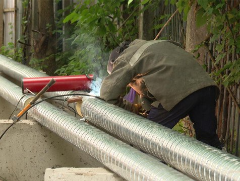 Готовность теплосетей Калуги к отопительному сезону составляет 49% Подготовка к отопительному сезону в Калуге идёт в плановом режиме. Сейчас на всех котельных города, по словам руководителя жилищно-коммунального хозяйства, проводятся планово-предупредительные работы. К запуску тепла из 130 котельных уже готовы 52. Что касается теплосетей, то их готовность составляет около 49%.