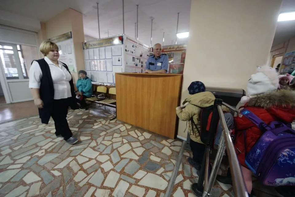 В Челябинской области учителя отработают спасение детей от дронов В Челябинской области как и в других регионах России 20 апреля начинаются антитеррористические учения Они продлятся пять дней и затронут школы техникумы летние лагеря и даже детские сады Тренировку совместно с федеральным министерствам просвещения организуют полиция МЧС и Росгвардия В ней также поучаствуют представители ФСБ Тренироваться предстоит педагогам а также работающим в школах и детсадах охранникам Основная цель отработка комплексного сценария действий при совершении или угрозе террористического акта включая вооруженное нападение угрозу взрыва и атаку с применением беспилотных летательных аппаратов рассказали в министерстве образования Челябинской области Учения пройдут в большинстве образовательных организаций во всех районах Челябинской области   Подписаться на chelkp Мы в MAX