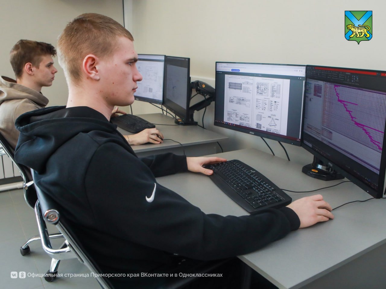 Получить новую профессию приморцы смогут в этом году благодаря нацпроекту Кадры Запланировано обучение жителей края по программам  профессионального обучения  дополнительного профессионального образования Планируется обучить 1  3  5  0   граждан отдельных категорий и 1  6  7   человек работников оборонно промышленного комплекса Мероприятия создаются службой занятости населения края при поддержке партпроекта Моя карьера с Единой Россией и направлены на обеспечение работодателей региона квалифицированными кадрами   Читайте новости первыми в нашем канале в Max