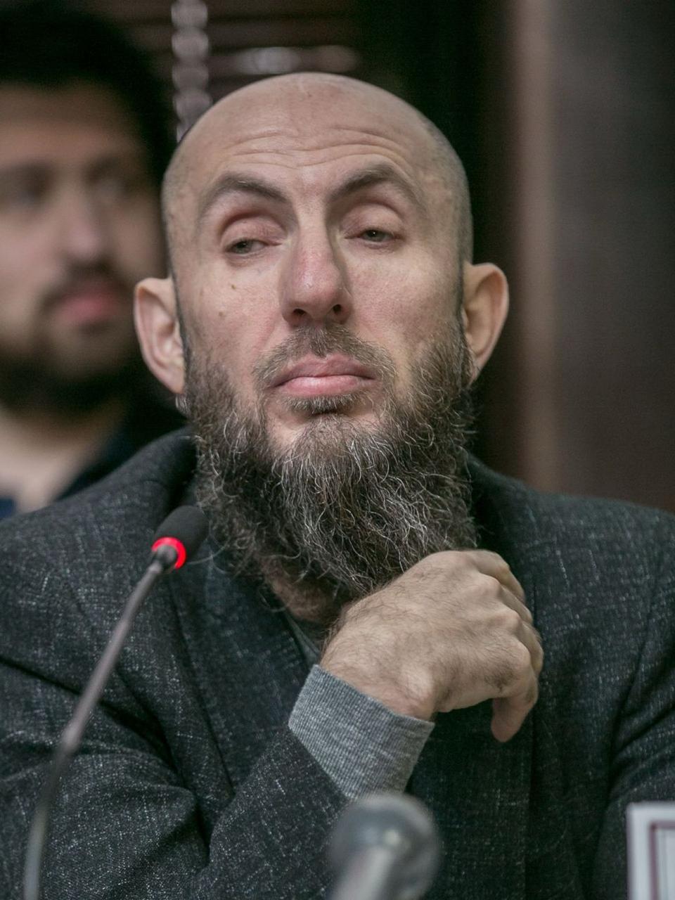 Главу МХАТ Владимира Кехмана задержали по делу о растрате Главу МХАТ и Михайловского театра Владимира Кехмана задержали утром 9 июля в Подмосковье. Как сообщила «Фонтанка», речь идёт о деле по статье о растрате или присвоении в особо крупном размере ч.4 ст. 160 УК РФ . Поводом стали контракты на реконструкцию старой сцены МХАТ – работы оцениваются в 927 млн рублей. Открытие сцены планировалось в октябре 2025 года. Кехман возглавил МХАТ в 2021 году, сменив Татьяну Доронину. Он также руководит Михайловским театром в Петербурге и участвует в его постановках. Подписаться Помочь RusNews