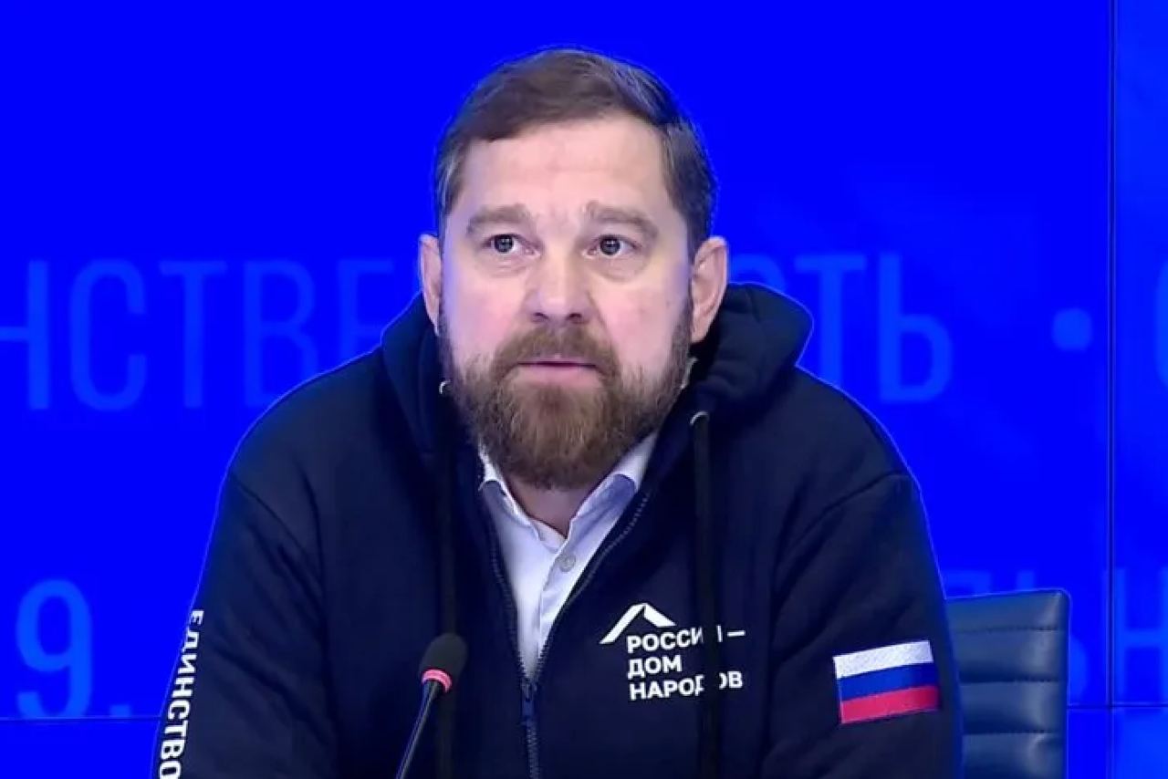 В пресс-центре «Россия Сегодня» прошло мероприятие «17 традиционных ценностей России» Глава ФАДН Баринов призвал помнить подвиги предков и укреплять взаимовыручку «Цифры потерь в войнах страшны, но трагедия становится особенно ощутимой, когда осознаешь, что она коснулась каждой семьи. Мой отец так и не увидел своего отца, погибшего на войне. И так в каждой семье», — сказал Баринов, подчеркнув, что несмотря на тяжелые испытания, народ России всегда проявлял единство и поддержку друг другу. И сейчас бойцы со всей страны сражаются, защищают интересы Родины А также во всех школах страны прошел тематический урок «Ценности, которые нас объединяют», ставший частью проекта «Разговоры о важном». Урок был призван познакомить школьников с традиционными российскими духовно-нравственными ценностями и важностью единства многонационального народа России