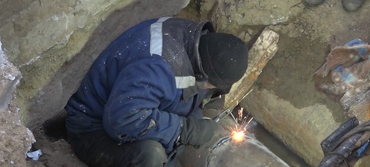 В Атамановке завершили аварийно восстановительные работы Завершены аварийно восстановительные работы в поселке Атамановка Читинского округа Порыв теплотрассы произошел вечером 30 декабря В поселке был введён локальный режим ЧС Под ограничение теплоснабжения попали 39 многоквартирных жилых домов в которых проживает свыше двух с половиной тысяч человек В течение всей ночи и весь день сегодня шли масштабные восстановительные работы Удалось избежать разморозки системы отопления но в квартирах жителей Атамановки похолодало