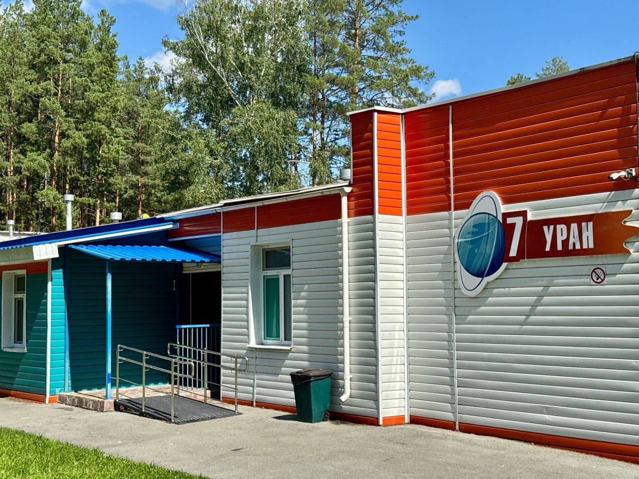 Целые классы начальной школы смогут проводить время в загородных лагерях в течение всего года В регионе стартует новый проект по отдыху и оздоровлению свердловских школьников Путёвки будут предоставлены за счёт средств областного бюджета Школьники вместе со своим учителем смогут отправиться в лагеря на 7 или 14 дней чтобы учиться и оздоравливаться Мощности имеющихся в регионе загородных лагерей хватит на 500 классов которые будут выезжать в течение года Запустить такой проект планируют в 2027 году Свердловский пул