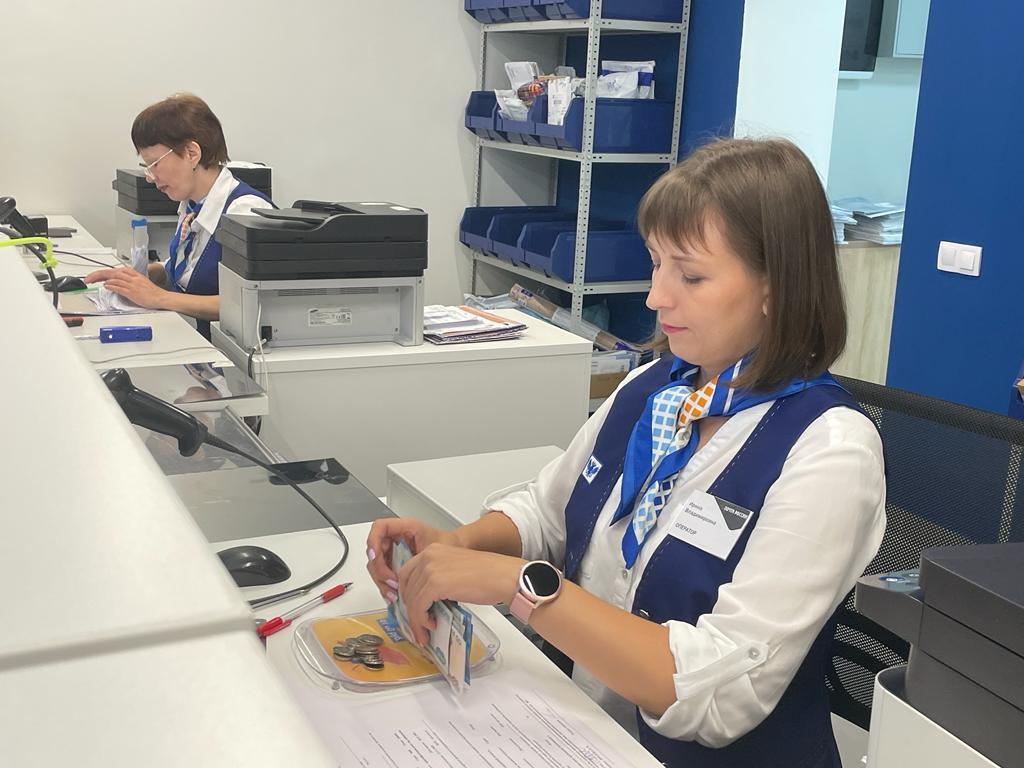 В преддверии Дня России Почта России опубликовала на сайте и в мобильном приложении актуальный режим работы с клиентами. В среду 11 июня почтовые отделения закроются раньше на один час, 12 июня станет выходным.  В остальные дни Почта обслуживает посетителей по обычному графику. Клиенты могут посмотреть часы наибольшей загруженности почтовых отделений на сайте компании www.pochta.ru.    Пенсии и социальные выплаты почтальоны доставят по графику, согласованному с региональным отделением Социального фонда России.   Напомним, проверить информацию о своём письме или посылке можно в любое время самостоятельно на сайте или в мобильном приложении Почты России. По любым вопросам, в том числе по получению посылок, пенсий, клиенты могут обратиться в службу поддержки Почты России по телефону: 8-800-1-000-000, звонок по России бесплатный.
