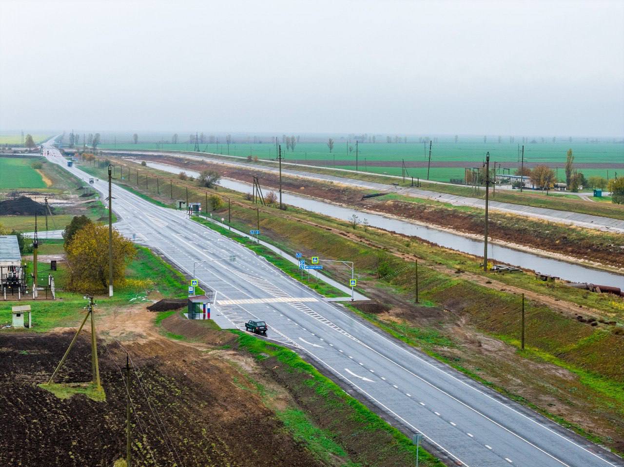 За обновлением дорожной инфраструктуры следует повышение транспортной связности небольших городов и сёл с экономическими и социокультурными центрами региона создаются условия для территориального развития Один из результатов направленной на это работы отремонтированный 35 километровый участок трассы от Новой Каховки до Геническа в Херсонской области Дорога связывает жителей приднепровских районов с областным центром Геническом а также с Крымом и Запорожской областью проходя через несколько опорных населённых пунктов Кроме того на маршруте трассы расположен уникальный биосферный заповедник Аскания Нова который является важным туристическим центром Также специалисты под контролем Автодора на этом участке дороги восстановили мост через Каховский канал протяжённостью 200 метров Подписывайтесь на мой канал в МАХ