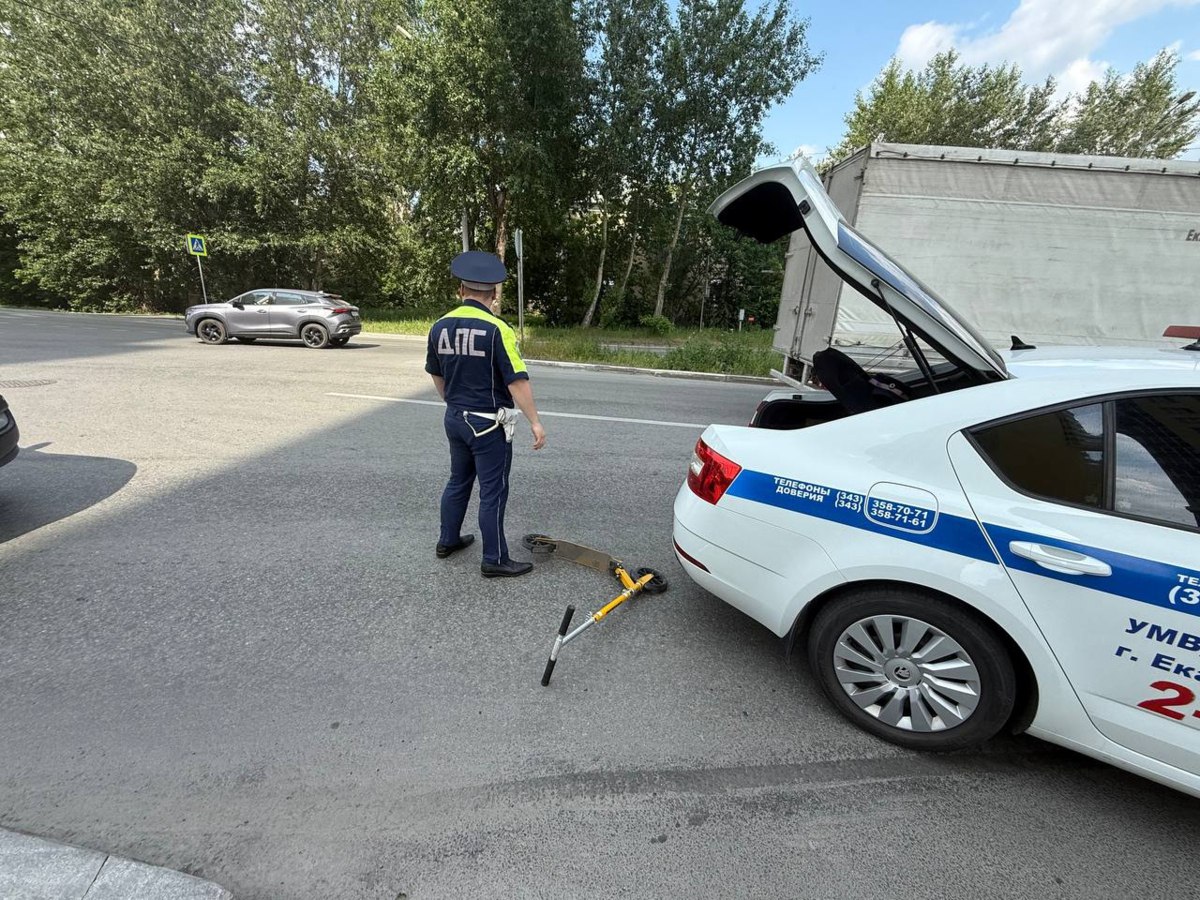 В Екатеринбурге внедорожник сбил 8-летнюю девочку на самокате Авария случилась сегодня на улице Заводской в Верх-Исетском районе Екатеринбурга. Водитель автомобиля Ssang Yong Kyron допустил наезд на 8-летнюю девочку, которая пересекала проезжую часть по пешеходному переходу на самокате. В результате малышку с травмой головы доставили в детскую городскую больницу. Как выяснилось, за рулем автомашины Ssang Yong Kyron была 23-летняя горожанка с общим водительским стажем 11 месяцев. В момент ДТП она была трезва, а сотрудникам ГАИ пояснила, что двигалась со скоростью 20 км/ч, при подъезде к пешеходному переходу пешеходов в ее зоне видимости не было, неожиданно она почувствовала удар в правую дверь автомобиля, применила экстренное торможение, но наезда избежать не удалось. В итоге ее привлекли к административной ответственности по ст. 12.18 КоАП РФ. Фото: Госавтоинспекция Екатеринбурга «Уральский меридиан»
