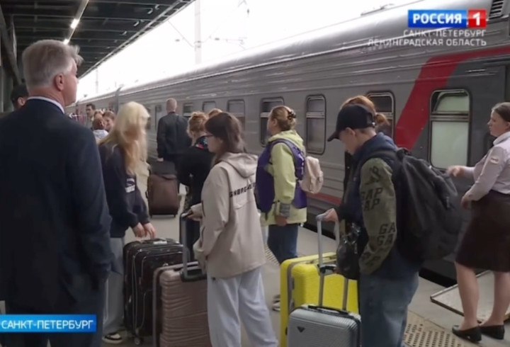 Юные куряне прибыли на отдых в детские оздоровительные лагеря Ленобласти Сегодня 47-й регион радушно встречает 100 детей из Курской области, прибывших на отдых и оздоровление. Юные гости проведут летние каникулы в лагере «Профессионал» в Гатчинском округе, где их ждет насыщенная и увлекательная программа. Пребывание в лагере обещает быть незабываемым: для детей подготовили интересные экскурсии, увлекательные мастер-классы, где у них будет возможность завести новые знакомства и получить полезные знания. Организаторы постарались создать все условия для того, чтобы отдых был наполнен яркими впечатлениями и оставил теплые воспоминания у каждого участника. Online47 — Всё о Ленобласти и не только