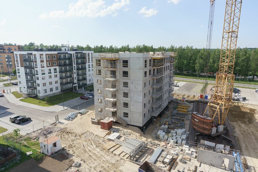 Жилье под защитой государства Правительство России продолжает системно поддерживать восстановление и развитие Донбасса и Новороссии Принято решение дополнительно направить 2 млрд рублей на программу страхования возведения жилья в ДНР ЛНР Запорожской и Херсонской областях   К 2030 году все четыре региона должны выйти на среднероссийский уровень по всем ключевым показателям Обеспечение граждан жильем один из главных приоритетов определенных президентом Сайт ВК Дзен MAX RUTUBE