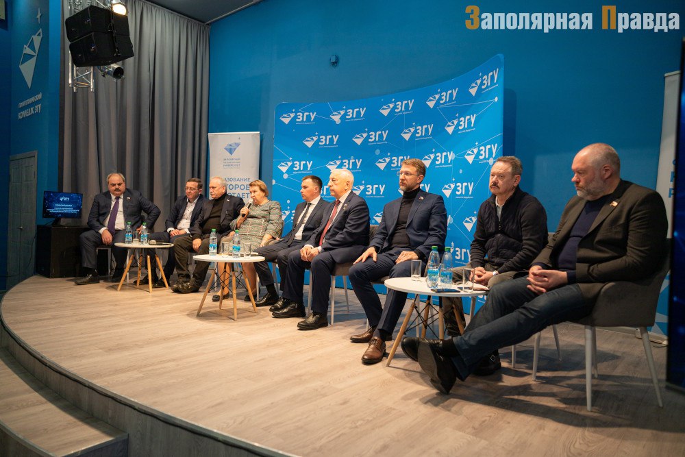 Столичные парламентарии встретились со студентами Норильска Делегация Комитета Госдумы по развитию Дальнего Востока и Арктики провела встречу со студентами Заполярного государственного университета. Основные темы разговора — зарплаты, доступное жильё и востребованные профессии в регионе. Молодёжь подняла проблему высоких цен на покупку и аренду жилья. Дмитрий Погорелый, член комитета, отметил, что вопросы жилья прорабатываются на федеральном уровне. Уже действуют программы «Арктическая» и «Семейная» ипотека, а также рассматривается развитие базы арендного жилья, как в других регионах. Подробности читайте на нашем сайте. #зпнорильск #заполярнаяправда #газетанорильск #норильск #талнах #кайеркан #оганер #новостинорильска ВКонтакте Telegram