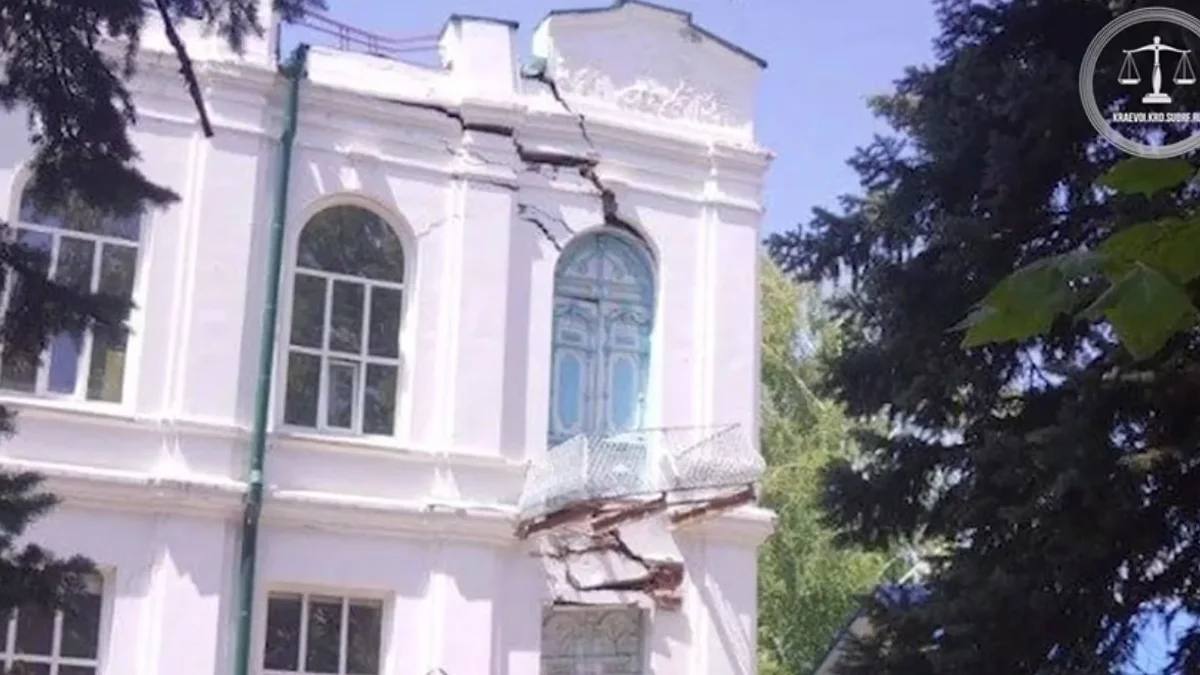 Предприниматель выплатит 2 млн рублей за порчу исторического здания на Кубани, сообщает объединенная пресс-служба судов Краснодарского края в своем Telegram-канале. Согласно материалам дела, бизнесмен заключил контракты на реставрацию Банковского здания на улице Красной в Кореновске — первого двухэтажного строения города, возведенного в 1911 году. Не имея необходимой лицензии на проведение таких работ, фигурант дела руководил реставрацией с марта 2023 по июль 2024 года, что привело к повреждению исторического объекта. В ходе судебного процесса обвиняемый полностью признал свою вину и выразил раскаяние. Фото: объединенная пресс-служба судов Краснодарского края Подписывайтесь на «Ъ-Кубань-Черноморье»