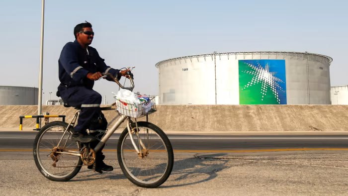 Saudi Aramco урезала дивиденды на $10 млрд — давление на бюджет Саудовской Аравии усиливается Нефтяной гигант Aramco сообщил о падении прибыли до $26 млрд за I квартал — и сразу снизил дивиденды с $31 млрд до $21,4 млрд. Это уже второе жёсткое сокращение: в 2025 году компания выплатит $85 млрд против $124 млрд в 2024-м. Бюджет Саудовской Аравии — один из главных получателей этих выплат — ушёл в дефицит $15,6 млрд. Поступления от нефти упали на 18%, цены — с $83 до $76 за баррель, а после окончания квартала и вовсе — до $64. На этом фоне Aramco не исключает новых сокращений и «перепроверяет капитальные планы». Власти уже откладывают часть проектов, хотя впереди — Expo 2030 и ЧМ-2034, и инфраструктурные дедлайны поджимают. OPEC+ тем временем идёт против рынка: Саудовская Аравия и РФ увеличивают добычу. Аналитики называют это «взрывным разворотом».