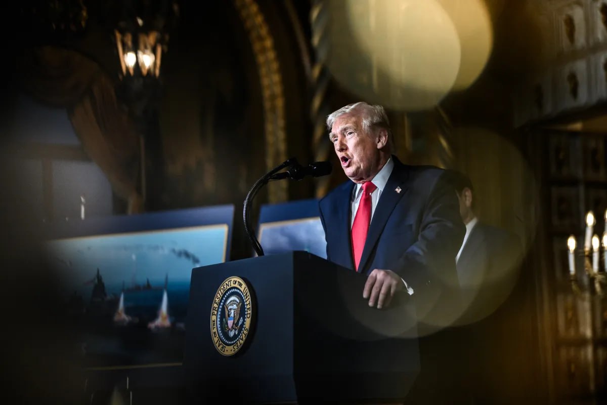 Трамп США могут вернуть потраченные на Украину средства через соглашение о недрах Президент США Дональд Трамп заявил что Соединенные Штаты могут вернуть средства направленные на поддержку Украины и получить дополнительный доход в рамках договоренностей по использованию украинских полезных ископаемых Это ничего нам не стоит На самом деле мы зарабатываем деньги сказал Трамп отвечая на вопросы журналистов на борту самолета по пути в Вашингтон из Уэст Палм Бич штат Флорида где он проводил рождественско новогодние праздники в своем поместье Мар а Лаго Южная служба новостей