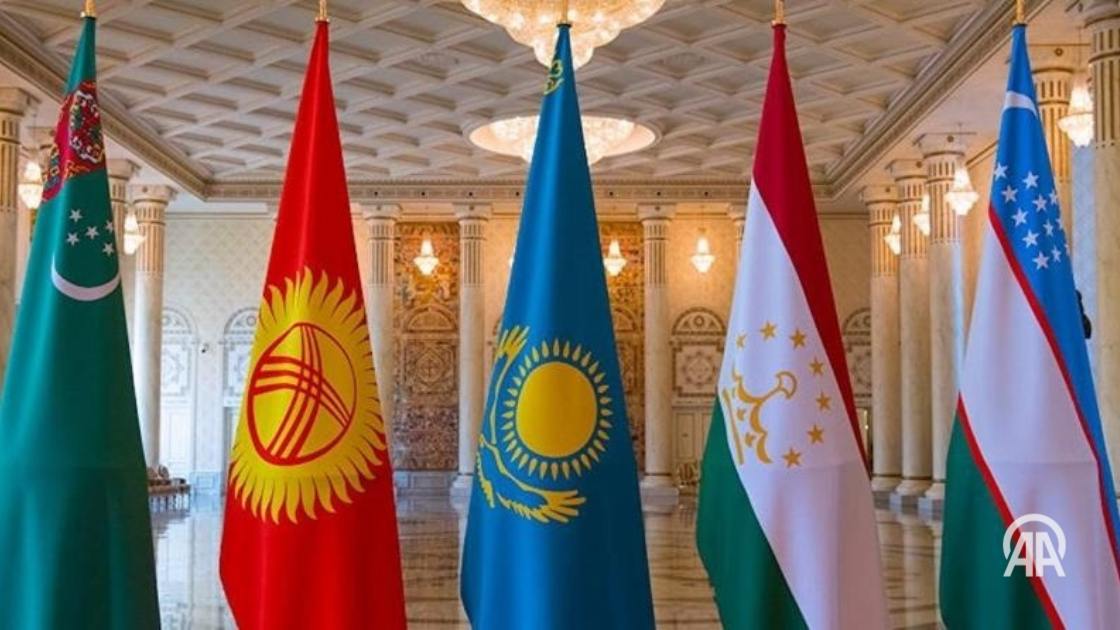 Второй саммит Центральная Азия- ССАГПЗ отложен на неопределенный срок Саммит «Центральная Азия - Совет сотрудничества арабских государств Персидского залива», который должен был пройти 5 мая в Самарканде, отложен на неопределенный срок. Как сообщили «Анадолу» в МИД Узбекистана, мероприятие было отложено по обоюдному согласию сторон. Стороны продолжают работу над определением новой даты на основе взаимных консультаций, следует из сообщения. «О дате и других подробностях саммита будет сообщено дополнительно», - отметили в дипведомстве. Усилия по укреплению диалога и партнерства в рамках данного формата сотрудничества будут продолжены, говорится в заявлении. Ожидалось, что во втором саммите под председательством президента Узбекистана Шавката Мирзиёева примут участие лидеры пяти центральноазиатских стран - Казахстана, Кыргызстана, Таджикистана, Туркменистана и Узбекистана, а также лидеры шести арабских государств Персидского залива: Саудовской Аравии, ОАЭ, Кувейта, Бахрейна, Омана и Катара. Первый саммит «Центральная Азия- ССАГПЗ» состоялся в городе Джидда в Саудовской Аравии в 2023 году. 24/7 в сутки с Агентством «Анадолу»