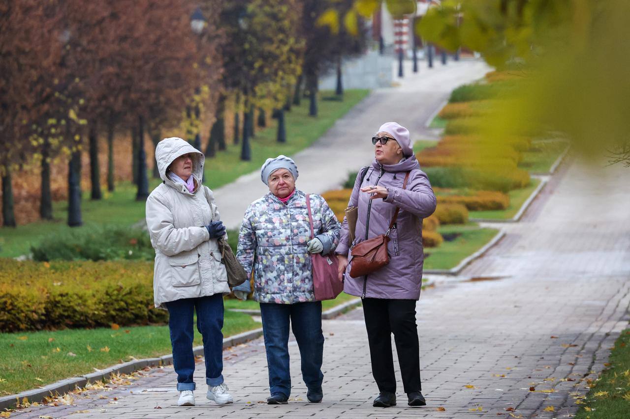 Пенсионерам старше 70 лет предложили доплачивать Ввести дифференцированную систему повышения фиксированной выплаты к страховой пенсии по старости в зависимости от возраста пенсионера предложили Сергей Миронов и Яна Лантратова Выплата начнет увеличиваться с 70 лет на 100 с 80 лет на 200 c 90 лет на 300 Сейчас выплату получает только часть пенсионеров с 80 летнего возраста По словам авторов инициативы поддержку нужно расширить из за растущих потребностей и затрат на медицинское обслуживание в означенном возрасте Согласны Belkin Alexey news ru Global Look Press пенсионеры пенсия