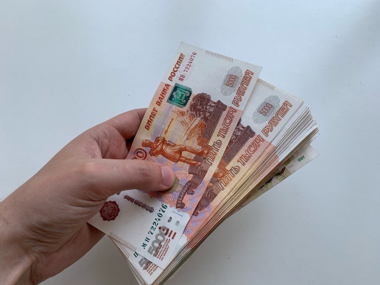 В Кирове возбуждено уголовное дело после того, как 21-летняя студентка перевела злоумышленникам 52 тысячи рублей. По данным УМВД, преступники представились сотрудниками нотариальной палаты и ФСБ, убедив девушку включить видеотрансляцию экрана смартфона и передать коды из SMS. Через доступ к её аккаунту «Госуслуг» мошенники перевели деньги на «безопасный счёт» через приложение бесконтактной оплаты. Девушка осознала обман только после совершения операции. Полиция разыскивает подозреваемых и напоминает: никогда не делитесь кодами из SMS и не подключайтесь к видеозвонкам с незнакомцами.