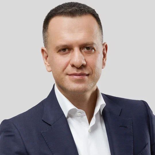 "М.Видео-Эльдорадо" избрала новых членов Совета директоров. Компания сегодня сообщила об избрании новых членов Совета директоров ПАО «М.видео» по итогам общего собрания акционеров, состоявшегося 30 апреля 2025 года. В обновленный состав вошли генеральный директор "М.Видео-Эльдорадо" Феликс Либ на фото слева и бывший коммерческий директор Олег Муравьев на фото справа . Избрание новых членов Совета директоров поддержало значительное число голосов акционеров — 115 442 457 голосов 11,10246% за Олега Муравьева и 115 458 923 голосов 11,10454% за Феликса Либа. Напомним, что пост генерального директора "М.Видео-Эльдорадо" Феликс Либ занял в феврале 2025 года. Сейчас он курирует реализацию новой трехлетней стратегии развития компании. Ранее Либ был генеральным директором группы компаний Natura Siberica. Под его руководством компания смогла стабилизировать бизнес после кризисного периода, увеличив выручку до рекордных показателей. Олег Муравьев с марта 2019 по май 2024 был коммерческим директором компании, а с 2009 года в течение 10 лет работал на различных позициях в коммерческом отделе. Также у Муравьева большой опыт работы в представительствах ведущих брендов бытовой техники и электроники и глубокое знание рынка. ™ Свободная касса