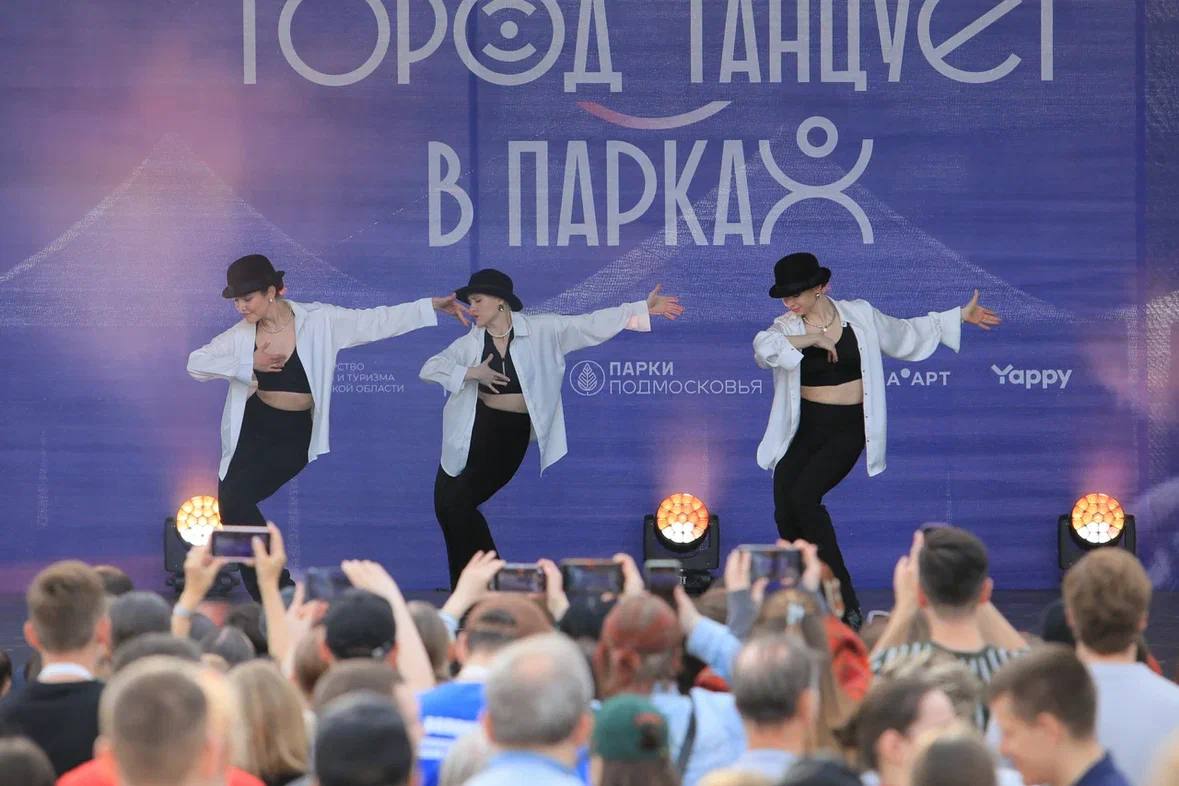 В Королёве стартовал третий сезон подмосковного проекта «Город танцует в парках» Прямо сейчас в рамках федерального дня команды и солисты из 19 регионов страны показывают свое мастерство на сцене Центрального городского парка. Номера для большого концерта-открытия подготовили танцоры из Белгородской, Брянской, Ивановской, Калининградской, Тамбовской, Ульяновской областей, Республик Башкортостан, Марий Эл и др. Выступления сегодня оценивают худрук проекта Егор Дружинин, хореографы Александр Могилев и Владимир Варнава. Также для участников организовали серию паблик-токов – с ребятам уже встретились Александр Могилев, танцоры и участники шоу «Танцы на ТНТ»: Виталий Савченко, Анастасия Чередникова и Виталий Уливанов. Конкурсная программа для подмосковных коллективов стартует завтра: г.о. Кашира, городской парк – 12:00 г.о. Серпухов, парк им. Олега Степанова – 16:00 м.о. Чехов, городской парк – 20:00 Следите за новостями фестиваля на сайте. #Подмосковье #Королёв