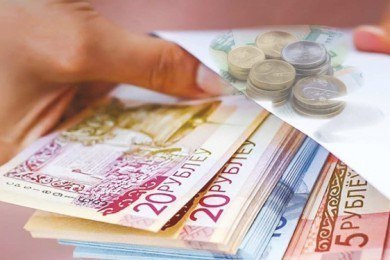 Главный бухгалтер переводила деньги государственного предприятия на свой счет и тратила на личные нужды Незаконные начисления составили 10 тыс рублей КГК Минской области во взаимодействии с правоохранительными органами региона установлен факт незаконного начисления денежных средств главным бухгалтером одного из предприятий Мядельского района   Имея доступ к управлению счетами организации и правом электронной цифровой подписи женщина регулярно начисляла себе дополнительное вознаграждение За 15 месяцев она незаконно пополнила свой карт счет более чем на 10 тыс рублей В отношении главного бухгалтера по фактам злоупотребления служебными полномочиями возбуждено уголовное дело