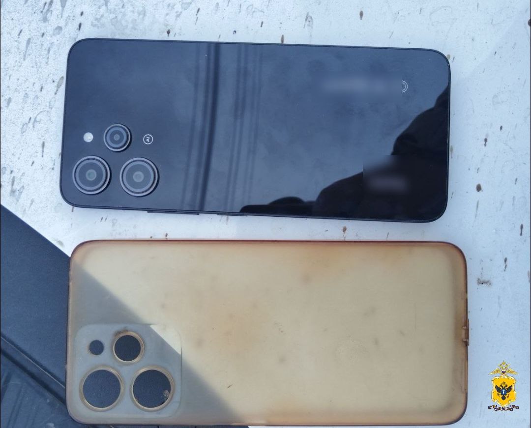 Полиция задержала жителя Новой Маячки за кражу часов и мобильного телефона В Новой Маячке сотрудниками полиции задержан местный житель подозреваемый в краже наручных часов и мобильного телефона общей стоимостью 15 тысяч рублей По данным следствия мужчина совершил кражу во время визита к знакомому после чего продал похищенное имущество третьему лицу Правоохранительные органы изъяли украденные вещи В настоящее время решается вопрос о возбуждении уголовного дела по факту совершенного преступления Расследование инцидента продолжается