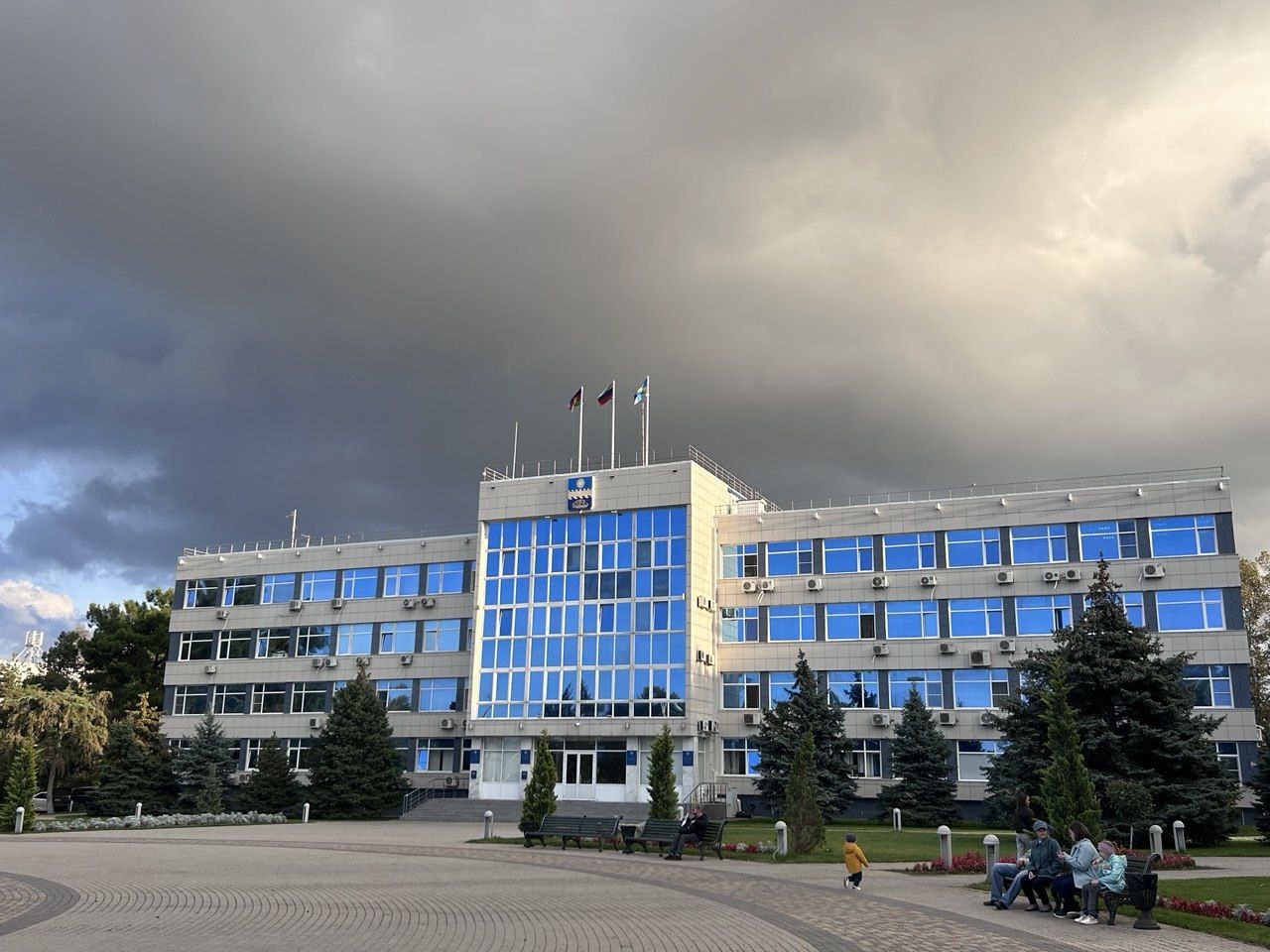 Официально конкурс на должность мэра Анапы признан несостоявшимся На конкурсную комиссию подал документы всего один кандидат В связи с невозможностью конкурсной комиссией по отбору кандидатур на должность главы муниципального образования город курорт Анапа принятия решения о представлении в Совет муниципального образования город курорт Анапа не менее чем двух кандидатов на должность главы муниципального образования город курорт Анапа руководствуясь пунктом 5 3 Порядка проведения конкурса по отбору кандидатур утвержденного решением Совета от 28 августа 2025 г Nº 829 конкурсная комиссия признала конкурс по отбору кандидатур на должность главы несостоявшимся сообщают в Совете Анапы Анапское Черноморье Анапа Подпишись MoreOz Присылайте новости yurkaoz Я в МАХ Подпишись