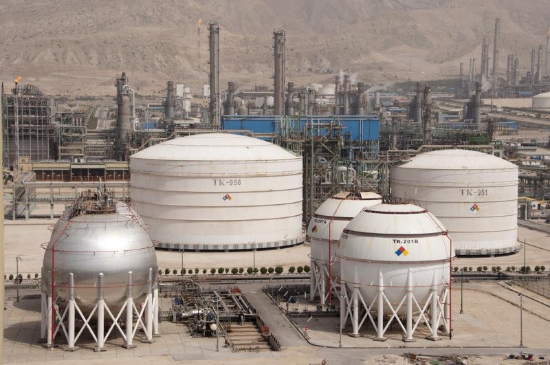Иран намерен менее чем за год увеличить объемы нефтехимического производства    Реализация нескольких крупных проектов позволит Национальной нефтехимической компании Ирана  ННК  к марту 2026 года на 10 млн т нарастить объем нефтехимического производства.     Как сообщает Российское информационное агентство Iran.ru, ссылаясь на директора по проектам ННК Ахмада Джалилианфара, этому будет способствовать ввод в эксплуатацию 19 нефтехимических проектов, включающих в себя не только производственные мощности, но и развитие сырьевой базы. Некоторые проекты, в том числе ряд нефтехимических и нефтеперерабатывающих заводов, а также установка по улавливанию факельного газа, уже работают в коммерческом режиме, хотя официально еще не запущены. Они направлены на завершение цепочки создания стоимости и повышение надежности поставок сырья, отметил Ахмад Джалилианфар.    Также в числе ключевых проектов – комплекс по производству олефинов, завод по производству синтетического каучука и др.   #Иран #нефтехимия