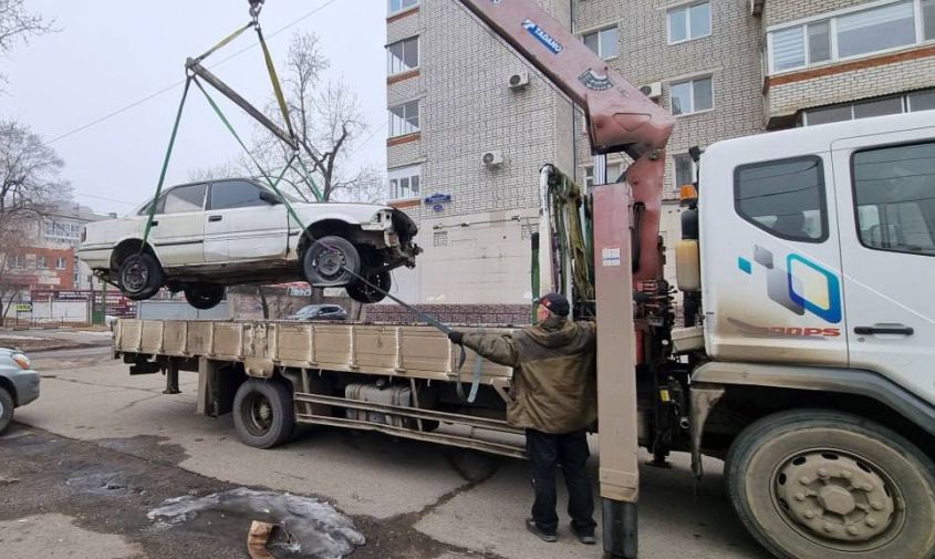 Улицы Благовещенска продолжают освобождать от автохлама  С начала года администрации Благовещенска поступило более 50 обращений по поводу брошенных машин. Как сообщают власти, 21 автомобиль был убран самими владельцами, а три утилизированы городскими службами. Еще 22 машины не попали под критерии автохлама или находились на частных территориях, пять транспортных средств не были найдены, а по пяти заявкам работы продолжаются.  Как понять, не попадает ли авто под критерии хлама, — на портале:    Фото:    #общество