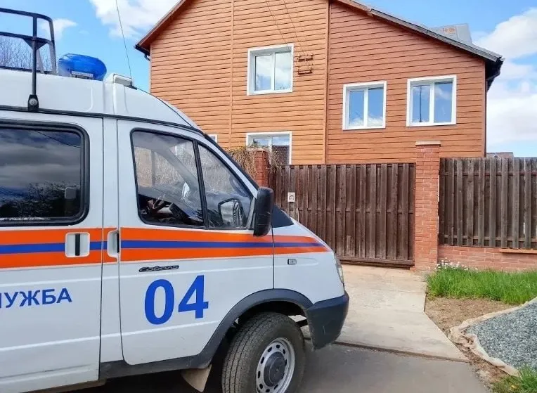 Аварийные бригады ликвидировали утечку газа в посёлке Русь в Завьяловском районе Специалисты Газпром газораспределение Ижевск обнаружили повреждённый участок трубопровода сообщили в пресс службе компании Повреждённую трубу отправят в лабораторию для обследования чтобы выяснить точную причину возникновения утечки из за которой без газа остались более 300 домов Сегодня аварийные бригады проведут контрольные испытания газопровода Если новых повреждений на сетях не выявят то завтра трубу начнут заполнять газом и подача ресурса будет восстановлена по мере готовности жителей Напомним утечка газа в посёлке Русь произошла на прошлой неделе Фото Газпром газораспределение Ижевск
