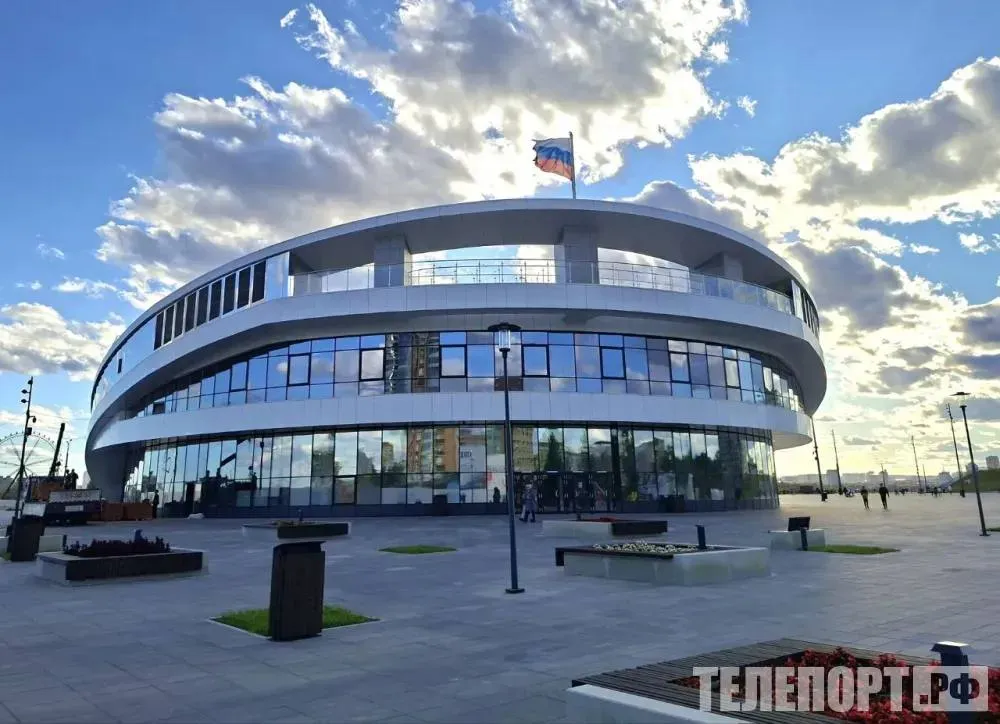 Парк динозавров и аллея фонтанов в Приамурье продолжают модернизировать инфраструктуру Деньги направлены из федерального бюджета в рамках президентской субсидии Директор Департамента социального развития Дальнего Востока и Арктики Минвостокразвития России Григорий Викторович Смоляк побывал в Амурской области Он осмотрел объекты созданные при поддержке министерства Среди них единый культурно деловой комплекс Трибуна Холл с аллеей фонтанов Дом российско китайской дружбы парк динозавров детский центр на площади Ленина в городе Благовещенске и мастерские в местных профессиональных учебных заведениях Об этом рассказали в пресс службе амурского Минвостокразвития В регион из федерального бюджета с 2018 года поступило 21 8 миллиардов рублей в рамках президентской единой субсидии На эти средства реализовано 53 мероприятия включая строительство ЗАГСа в Свободном установку модульных спортивных залов в городах Свободный Шимановск и поселке Серышево переселение жителей из аварийного жилья в городах Благовещенск и Свободный и строительство и реконструкция сетей теплоснабжения водоснабжения и водоотведения в Свободном Кроме того модернизирована инженерная инфраструктура в Благовещенске и Свободном С 2022 года в девяти муниципалитетах благоустроено 178 дворов В этом году продолжают реализовывать 18 проектов Среди них реконструкция наружного освещения в Свободном и водозабора в Благовещенске обновление объектов теплоснабжения в городе Тында и создание городского парка культуры и отдыха в Благовещенске Активно развивается инфраструктура территории опережающего развития ТОР Амурская рассказывает министр экономического развития области Оксана Кукшенева На эти цели выделено 4 4 миллиарда рублей из федерального бюджета На ТОР Амурская зарегистрированы 54 резидента которые воплощают на территории свои инвестиционные проекты отметила Оксана Кукшенева Площадка становится все более привлекательной для инвесторов благодаря созданию благоприятных условий Запускаются новые производства и создаются рабочие места для жителей региона С 2027 года планируется запуск международной территории опережающего развития МТОР Амурская область станет пилотным регионом для этого проекта ТЕЛЕПОРТ РФ здесь все об Амурской области  Мы в МАХ  Написать нам