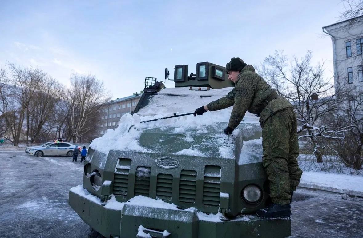 Выставка военной техники пройдет сегодня в Пскове   Выставка трофейной техники, которая была захвачена военнослужащими группировки войск «Север» во время СВО, откроется на автостоянке возле областного центра семьи на улице Карла Маркса 8 января в 11:00.   Под открытым небом будет представлено 16 единиц техники, состоящей на вооружении ВСУ и стран НАТО: Турции, Великобритании, Финляндии, США, Франции и Австралии.  Экспозиция будет открыта для посещения с 8 по 25 января. Вход для гостей свободный.