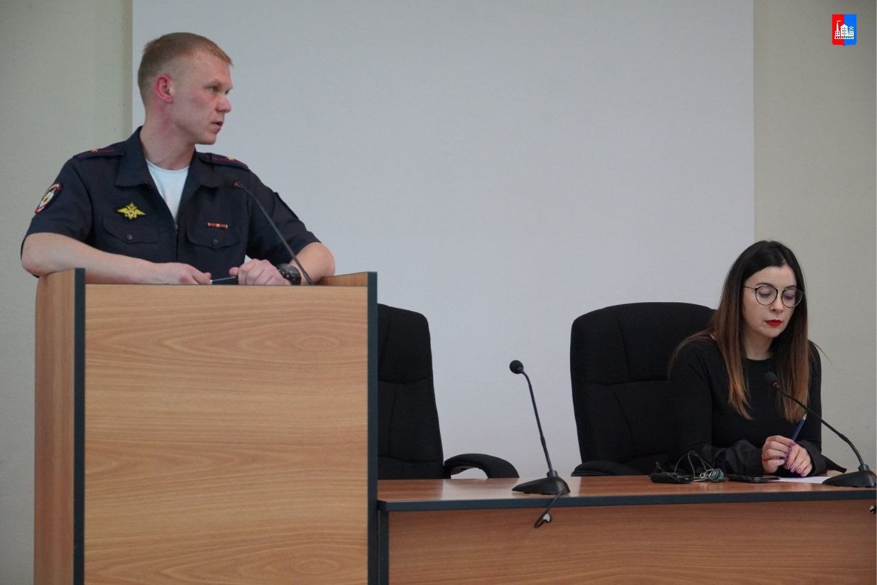 Состоялось очередное расширенное заседание двух межведомственных комиссий антинаркотической и по профилактике правонарушений О результатах проведения комплексной оперативно профилактической операции Мак 2025 и Всероссийской антинаркотической акции Сообщи где торгуют смертью присутствующим доложил Николай Прядко начальник отделения по контролю за оборотом наркотиков МО МВД России Спасский Особое внимание уделяется профилактике наркомании среди молодежи Организуются мероприятия направленные на повышение осведомленности о вреде наркотиков и формирование здорового образа жизни Сотрудники полиции педагоги школ колледжей социальных учреждений Администрации муниципального округа Спасск Дальний проводят беседы с учащимися рассказывают о последствиях употребления наркотических веществ уголовной ответственности за их распространение Также активно ведется работа по привлечению ребят в общественные организации где они могут реализовать свой потенциал и получить полезные навыки Было отмечено что в следующем году работа по профилактике наркомании и правонарушений будет продолжена На заседании комиссии по профилактике правонарушений заместитель начальника полиции по охране общественного порядка МО МВД Спасский Юрий Жемер рассказало готовности сотрудников полиции к охране общественного порядка в период проведения новогодних и рождественских мероприятий В завершение заседания были намечены конкретные планы работы на предстоящий период включая организацию дополнительных профилактических мероприятий направленных на предупреждение наркомании и правонарушений Участники выразили уверенность в том что только совместными усилиями удастся обеспечить порядок и безопасность на территории округа Больше новостей в канале Администрации Спасска Дальнего в MAX спасскдальний спасскадмин комиссии