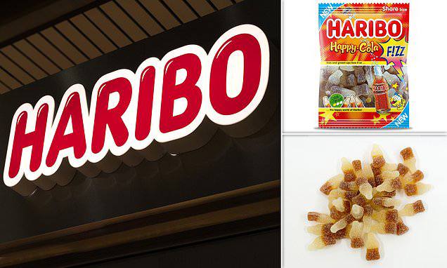 В жевательных конфетах Haribo в Нидерландах обнаружили каннабис  Проверку провели в связи с тем, что несколько человек, съев эти конфеты, почувствовали недомогание и обратились в полицию, пишет Daily Mail.   Как запрещенное вещество оказалась в сладостях, до сих пор неизвестно. Полиция продолжает расследование. Haribo заявил, что отзовет "спорную" партию конфет. Однако каков размер заражённой партии сладостей, также неясно. Производитель конфет просит потребителей не возвращать товар в магазин, а отправлять его в компанию. Тогда они получат возврат средств.