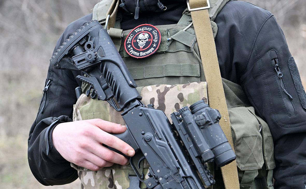 Бойцы ЧВК «Вагнер» расстреляли 11 мирных жителей на золотом руднике в ЦАР — AP  В ночь на 17 июля на руднике Ndassima в Центральноафриканской Республике, находящемся под контролем ЧВК «Вагнер», были застрелены 11 местных жителей. Об этом сообщает Associated Press со ссылкой на очевидцев и сотрудников гуманитарных организаций.  По данным источников, жертвами стали молодые жители окрестных деревень, которые ночью проникли на территорию золотодобычи в поисках остатков руды. Все они были расстреляны на месте. Представители гуманитарных миссий подтвердили гибель людей и подчеркнули, что среди убитых не было вооружённых.  ЧВК «Вагнер» присутствует в ЦАР с 2018 года: она обеспечивает охрану президента Фостена-Арканжа Туадеры и занимается обучением местной армии. В обмен на поддержку власти бойцы получают доступ к добыче золота и алмазов, включая стратегически важный рудник Ndassima.  Согласно расследованию американской НПО The Sentry, «Вагнер» и армия Туадеры причастны к масштабным кампаниям террора: массовым убийствам, пыткам и насилию над мирным населением, под видом борьбы с повстанцами. Эти действия, считают исследователи, были направлены на запугивание населения и подавление сопротивления против режима Туадеры и его российских союзников.    Подписаться   Прислать новость