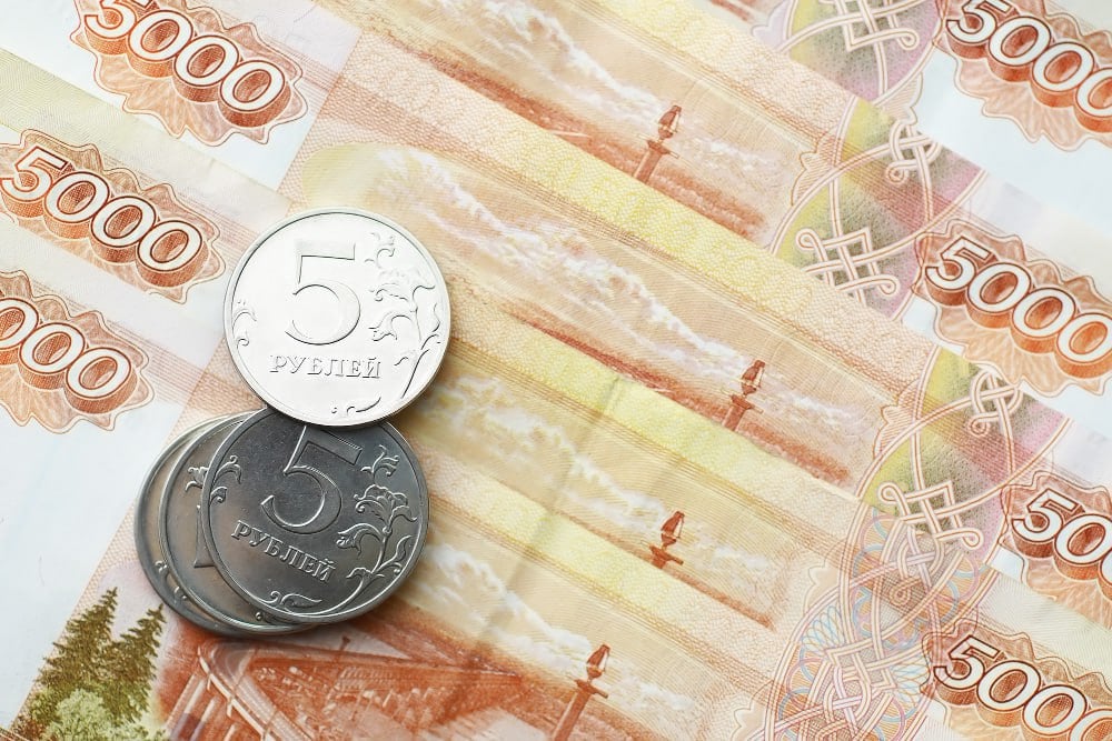 Не платил алименты — остался без выплат после гибели сына на СВО На Сахалине суд отказал жителю региона в получении соцвыплат, причитающихся после гибели сына в зоне СВО. Мужчина, уклонявшийся от уплаты алиментов и участия в воспитании ребёнка, попытался получить меры поддержки, но мать погибшего подала в суд. Поронайский городской суд встал на сторону женщины: отец систематически не исполнял родительские обязанности, был неоднократно привлечён к ответственности — а значит, прав на выплаты не имеет. Решение вступило в силу. Источник: Поронайский городской суд #Местное Прислать новость Буст