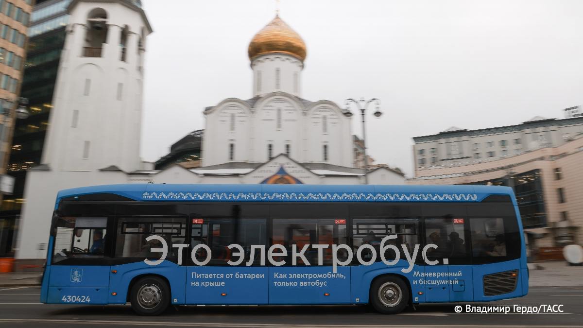 Число аварий с участием автобусов и электробусов Мосгортранса в 2024 году снизилось на 11% по сравнению с 2023 годом. Об этом сообщил заммэра столицы Максим Ликсутов.  Отмечается, что большинство аварий с городским транспортом случаются по вине сторонних участников дорожного движения.     / Москва